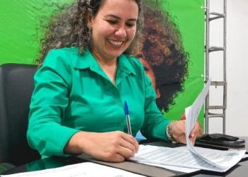 Eunápolis: prefeita assina projeto de lei que busca instituir auxílio-fardamento para ACS e ACE