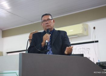 Vereador Zé Carlos, Presid da Comissão de Contas e Orçamentos apresenta a prestação de contas do legislativo e executivo.