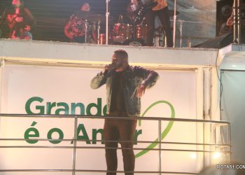 Prefeita Cordélia Torres, depois da entrega de títulos participa de show gospel na av Santos Dumont.