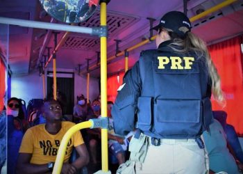 Maio Amarelo: PRF na Bahia ministra palestra com orientações de trânsito e prevenção de acidentes