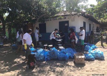 Praias de Caraíva recebem limpeza e ação de educação ambiental