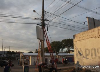 Fiação de internet, sem manutenção, causa problemas na cidade.