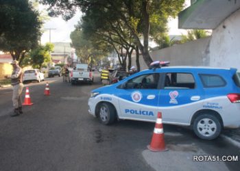 Para a segurança do eunapolitano, PM mantém blitz educativa, mas se dever, dança.