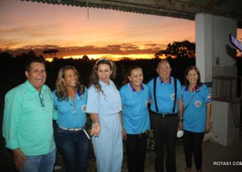 Prefeita Cordélia Torres, visita o Lions Club, ouve pedidos e presenteia os presentes.