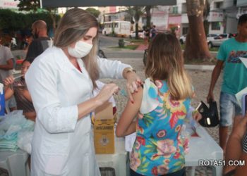 Aproximadamente 500 pessoas foram à praça da Bandeira receber a sua dose de vacina.