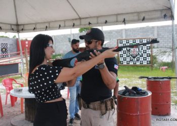 Moura, instrutor do “stand Moura” de tiros, viaja para a Polônia, para dar aulas de tiros no exterior.