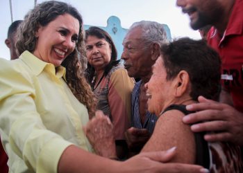 Prefeita Cordélia Torres acompanha início de pavimentação na Rua João Ramos