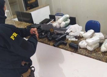 Casal é preso transportando pistolas, carregadores, munições e drogas no Sudoeste da Bahia