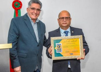 Jânio Natal e Câmara Municipal entregam comenda e título Cidadão Porto-segurense a Abelardo de Jesus Filho