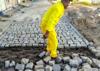 Equipes de manutenção de vias trabalham no bairro Cambolo
