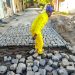 Equipes de manutenção de vias trabalham no bairro Cambolo