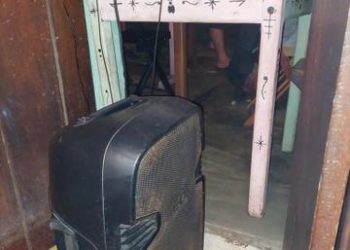 Agentes de fiscalização ambiental fazem ação contra poluição sonora em Caraíva