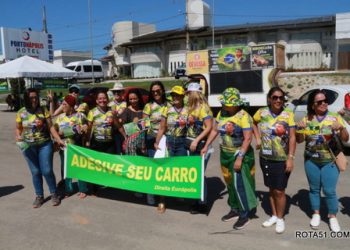 Adesivação pro Bolsonaro neste sábado, foi no espaço do Pedrão, nada melhor do que boa vontade e determinação.