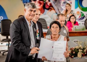 No aniversário de Cabrália, prefeito Agnelo, faz entregas de títulos de REURB