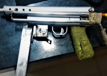PRF enfrenta a violência, apreende caminhonete roubada, toma metralhadora de bandidos.