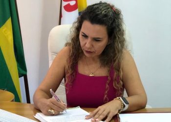 Prefeita Cordélia Torres sanciona lei que institui reajuste salarial de 60% para agentes em Eunápolis