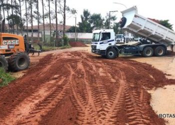 Prefeitura realiza manutenção de estradas vicinais e 14 ruas em Vera Cruz