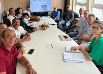 PREFEITO JÂNIO NATAL SE REÚNE NO SPU COM BARRAQUEIROS DA PRAIA DO MUCUGÊ