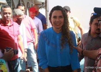 Prefeita Cordélia faz entrega de coletes à Guarda Municipal e depois visita obras pela cidade.