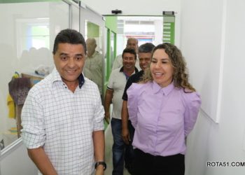 Prefeita Cordélia visita a nova sede da tributação municipal e depois vai ver de perto a rua das Tangerinas.