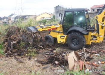 Prefeitura limpa os bairros da cidade, mas a falta de educação vai e, suja tudo outra vez.