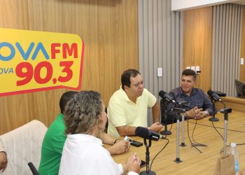 Depois de toda a correria, a visita dos parlamentares terminou em entrevista na nova 98