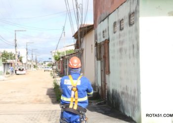 Fios de internet junto a rede de energia elétrica, se tornou um penduricalho muito perigoso.