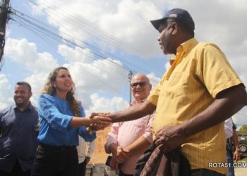 Prefeita Cordélia Torres vistoria início de obras de pavimentação em Eunápolis