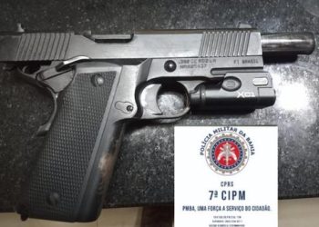 Polícia Militar apreende arma e carro usado em sequestro.