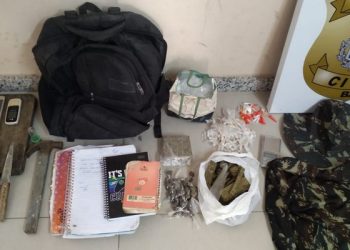 23ª COORPIN/EUNÁPOLIS, mostrando o que foi apreendido na embalagem de drogas.