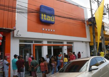 Bancos sem o povo vão a falência, mas deixam o povo na rua, com sol ou chuva, todos ficam à mercê o tempo.