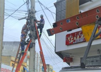 Prefeitura de Eunápolis realiza despoluição visual com remoção de fios nos postes da região central