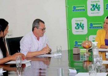 Prefeita Cordélia Torres se reúne com médicos para comemorar avanços no Hospital Regional