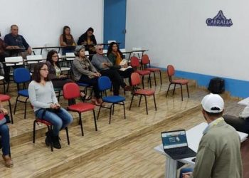 Palestras e bate-papo contribuem para a qualificação dos barraqueiros da FeirArte, em Santa Cruz Cabrália