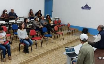 Palestras e bate-papo contribuem para a qualificação dos barraqueiros da FeirArte, em Santa Cruz Cabrália