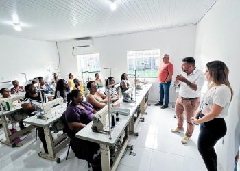 AULA INAUGURAL DO CURSO DE CORTE E COSTURA   A Prefeitura de Porto Seguro, em conjunto com a Organização Parceiros da Sociedade, realizou em 13/10, a aula inaugural do curso profissionalizante de Corte e Costura, na Casa do Trabalhador.   O objetivo do curso é qualificar as participantes para o mercado de trabalho, para que possam atuar em empresas ou como autônomas, dispondo de uma nova fonte de renda.   O Vice-Prefeito Paulinho Toa Toa, o Secretário de Assistência Social e a Superintendente de Trabalho, Emprego e Renda, estiveram presentes para recepcionar as alunas e falar sobre a importância dessa atividade, que trará novas oportunidades para muitas pessoas!