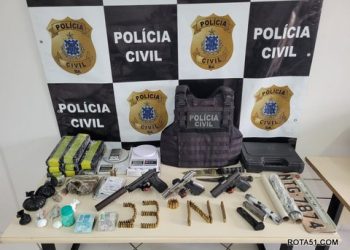 Polícia Civil dá maior “baculejo” na maloca dos bandidos; para prestar esclarecimentos, como “us minino num tava em casa” foi a mamãe e a esposa, mas o babado foi forte.