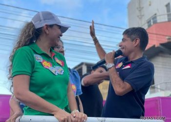 Acompanhado por Cordélia e Paulo Dapé, ACM Neto cai nos braços do povo de Eunápolis