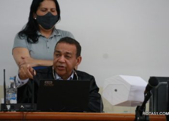 Júri absolve réu por falta de provas.