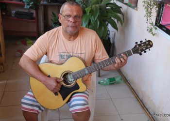 Cantor Ary Seresteiro, vende o seu violão a preço especial.