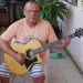 Cantor Ary Seresteiro, vende o seu violão a preço especial.