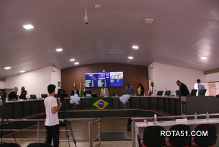 Vereadores discutem os projetos de lei da prefeitura, que aumenta impostos de iluminação e coleta de lixo.