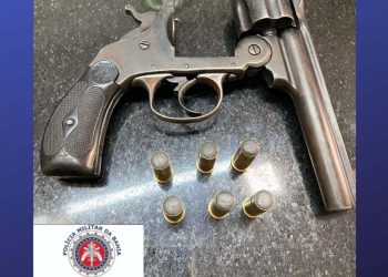 PM prende homem com revólver dos tempos de faroeste americano, calibre 44.