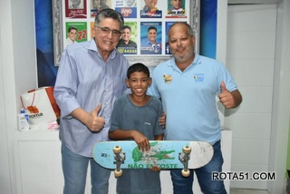 Prefeitura de Porto Seguro concede bolsa atleta ao skatista Rhywan Cunha