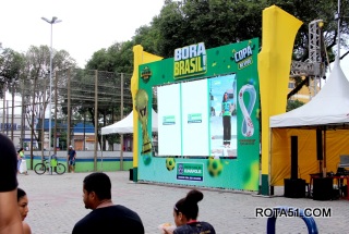 Telão atrai centenas de eunapolitanos para assistir vitória do Brasil na Praça do Pequi