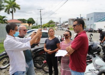 Pais de alunos reclamam da falta de aulas e de transporte escolar.