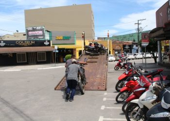 Policia Militar, corrige erro de displicência, veículos sem documentação em dia, vão todos pro pátio.
