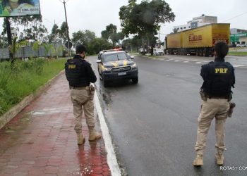 Com tanta sinalização, e leis de trânsito, PRF  pega motorista esperto e sem habilitação, a multa correu igual água morro abaixo.