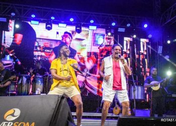 É O TCHAN ANIMA MULTIDÃO NA PASSARELA DA CULTURA