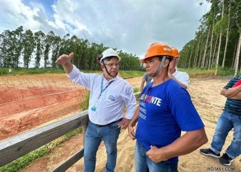 Comitiva da Prefeitura de Belmonte visita as obras da BA-658